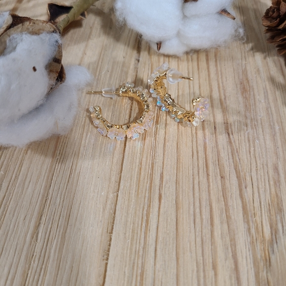 🌼🌼NEW🌼🌼VERY PRETTY!! Irridecent Flower Hoop Earrings in GOLD - Picture 10 of 16